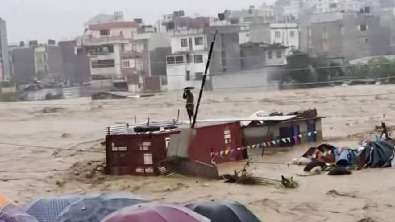 Nepal'in başkenti Katmandu'daki selde 32 kişi hayatını kaybetti