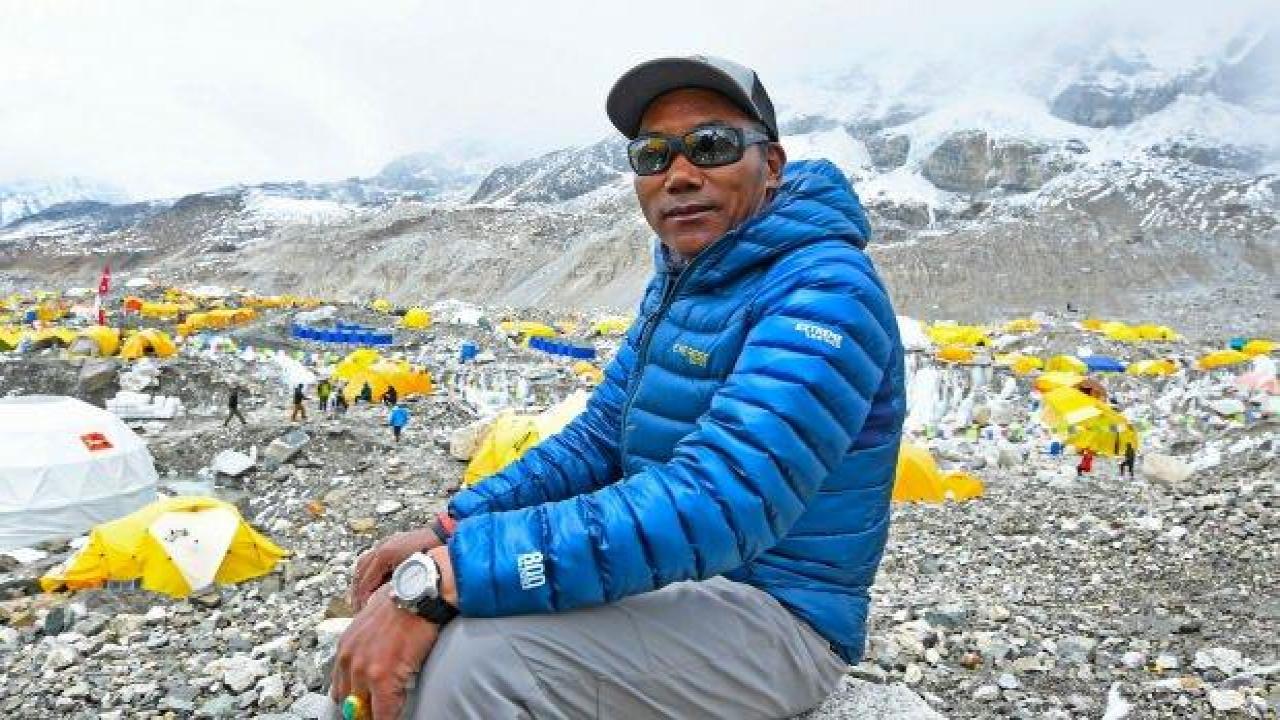 Nepalli dağcı 27. kez Everest'e tırmanarak zirve rekorunu egale etti