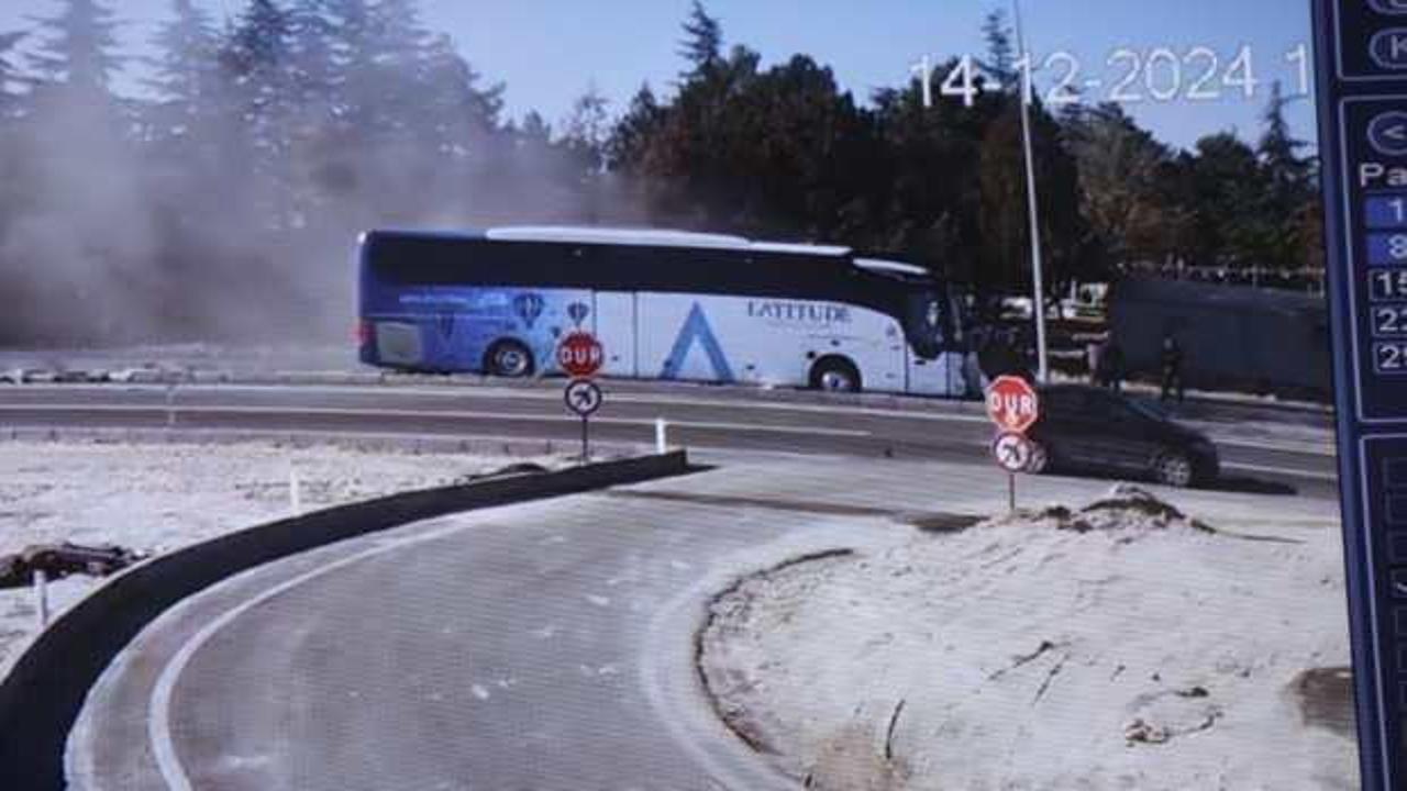 Nevşehir’de Endonezyalı turistleri taşıyan otobüs, iş makinesine çarptı