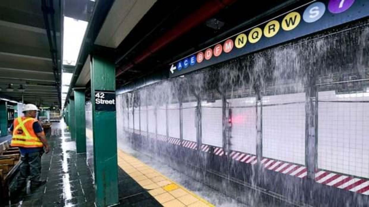 New York'taki 127 yıllık su şebekesi patladı, sokaklar ve metro sular altında kaldı