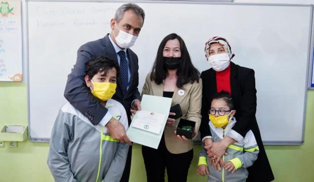 'O söz bizi de incitti' demişti: Bakan Özer, Eymen ve Ali Kerem'in okulunu ziyaret etti