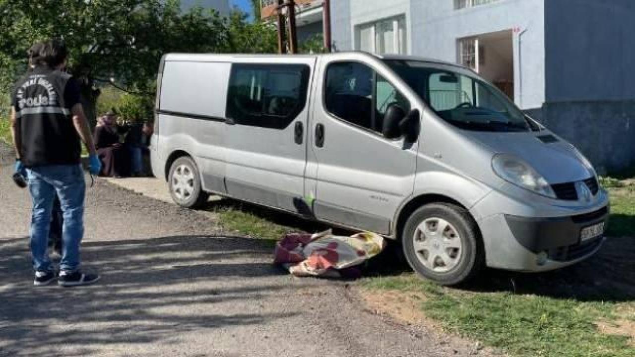Oğlunun geri manevra yaptığı minibüsün altında kalıp öldü