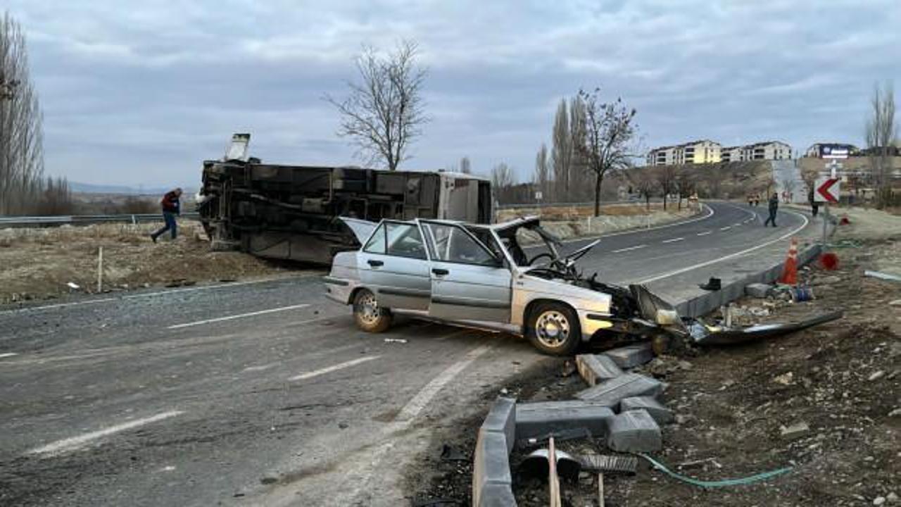 Öğrenci servisiyle otomobille çarpıştı: 16'sı öğrenci olmak üzere 24 yaralı yaralı