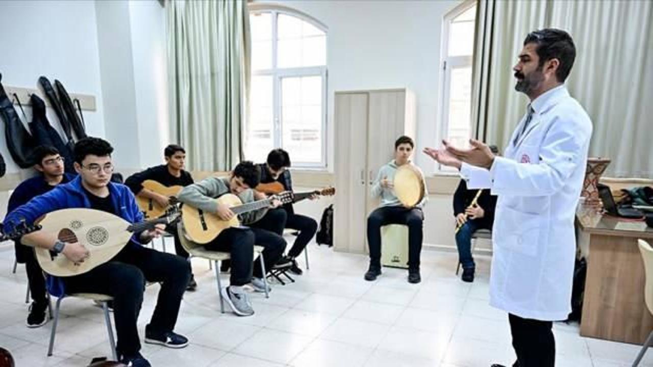 Öğretmeninin yönlendirmesiyle tanıştığı musiki sayesinde derslerini daha verimli işliyor