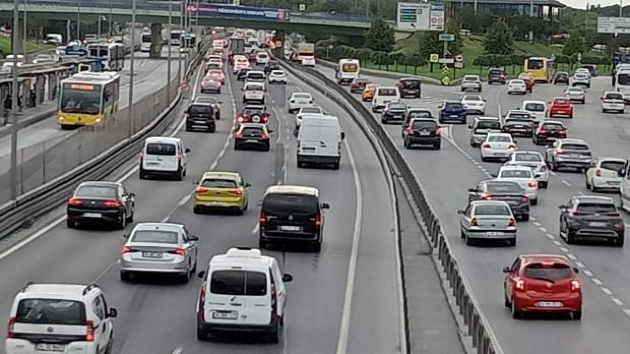 Okullar açıldı, İstanbul'da trafik yoğunluğu oluştu