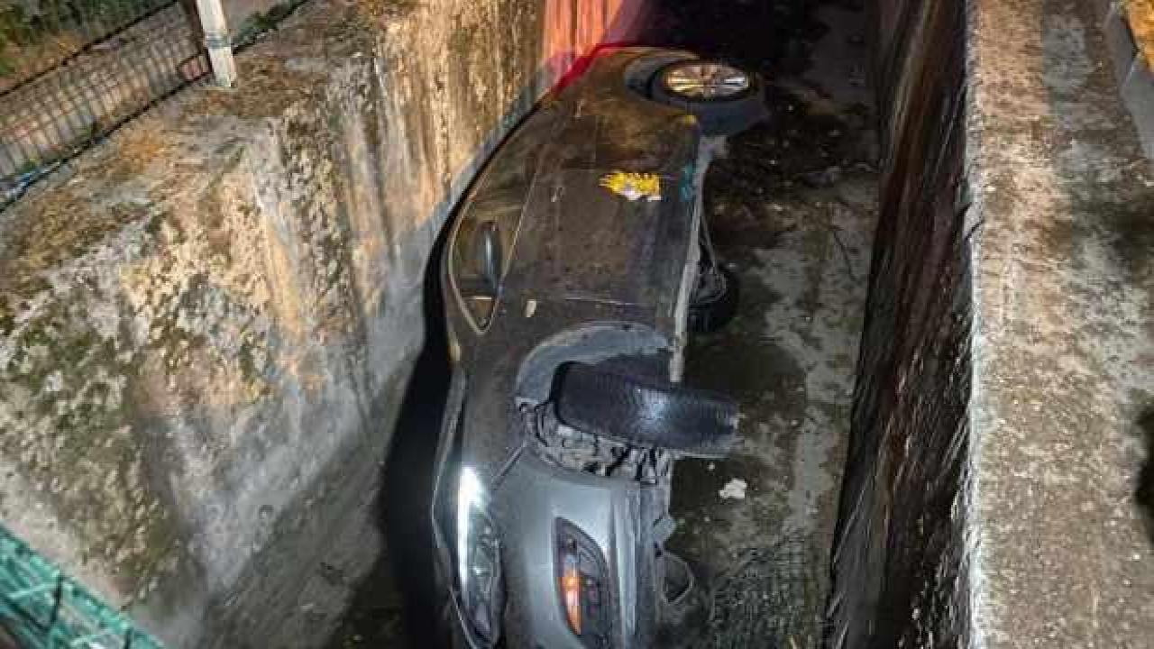 Önce araçlara çarptı ardından su kanalına uçtu: 1 yaralı