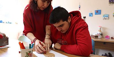 OTİZİMLİ ARDA’DAN İYİ HABER: EĞİTİMLERİNE DEVAM EDİYOR
