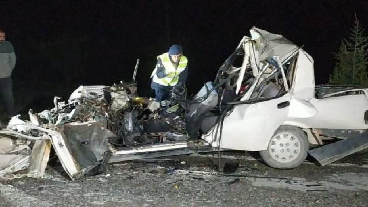 Otomobil kamyona arkadan çarptı: 2 ölü
