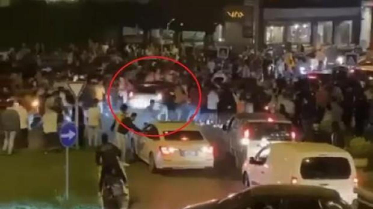 Otomobil kutlama yapan taraftarlarının arasına daldı!