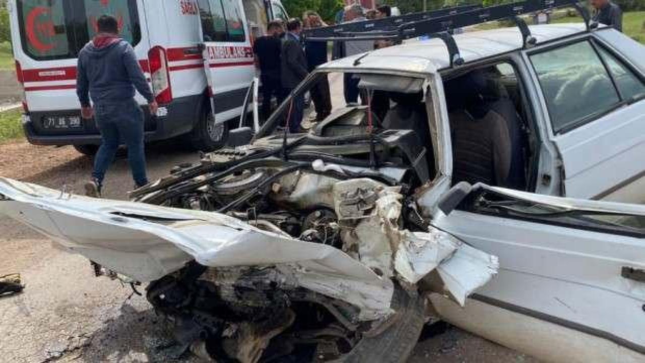 Otomobil okul servisi ile çarpıştı: 12'si öğrenci 14 kişi hastaneye kaldırıldı