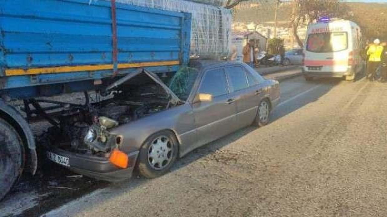 Otomobil, sürücüsü güneşliği indirdiği sırada TIR'a çarptı