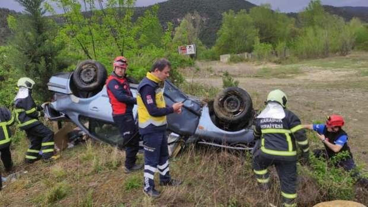 Otomobil yağmur nedeniyle kayganlaşan yolda takla attı