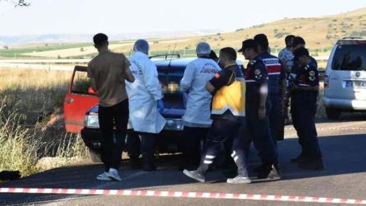 Otomobilde bulunan cesetlerin sırrı araştırılıyor