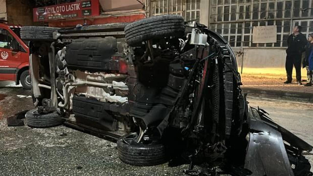Otomobille çarpışan cip elektrik panosuna çarpıp devrildi! Yaralılar var