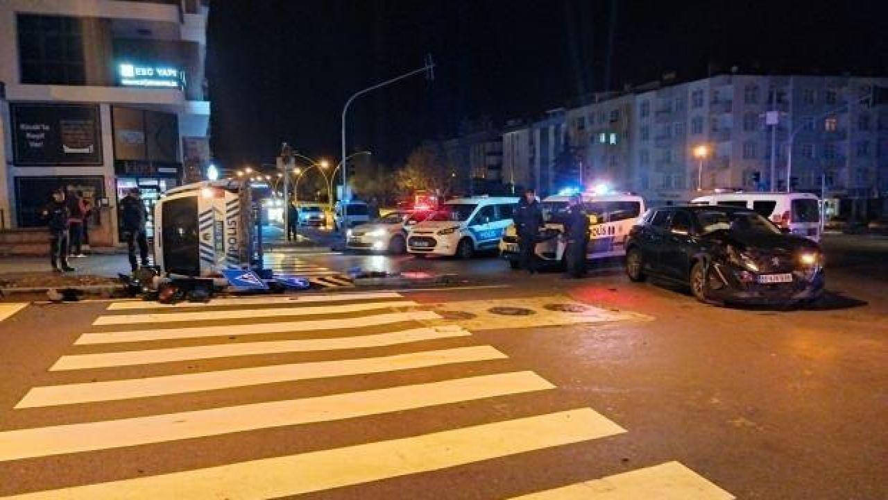 Otomobille çarpışan polis aracındaki 2 polis memuru yaralandı