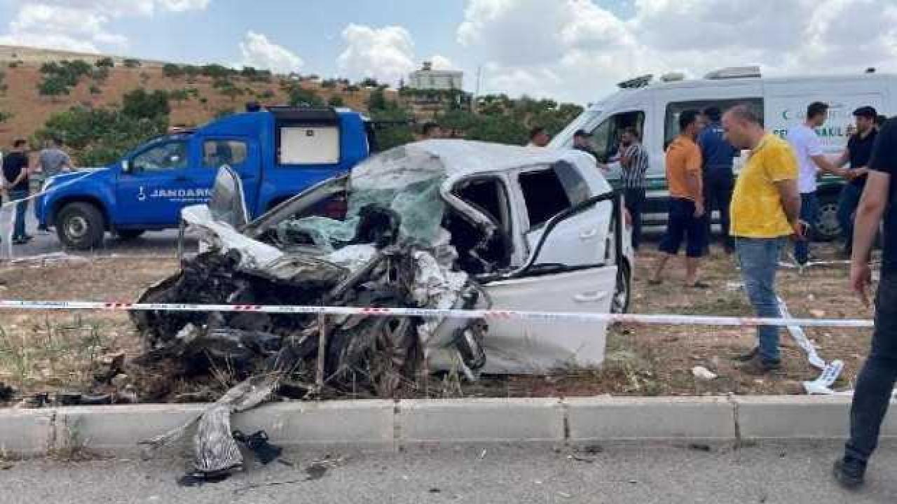 Otomobille kamyon çarpıştı: 1 ölü, 1 yaralı