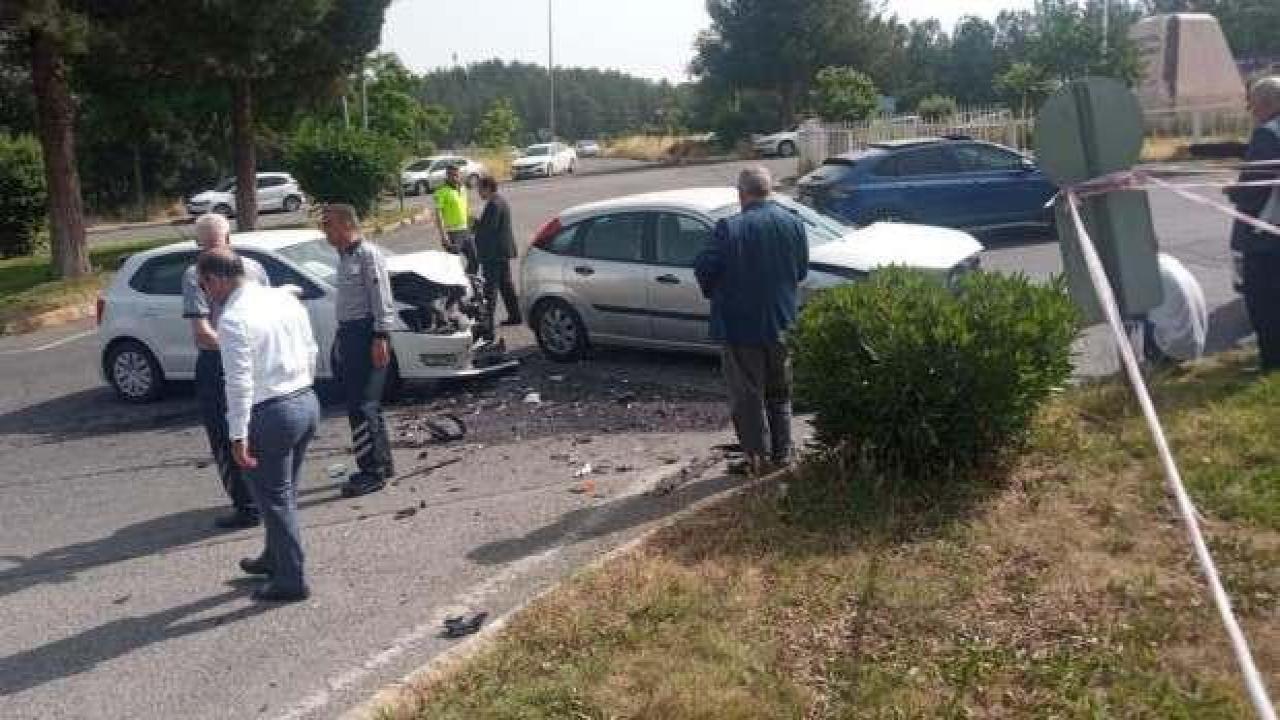 Otomobiller çarpıştı: 1'i bebek 5 yaralı