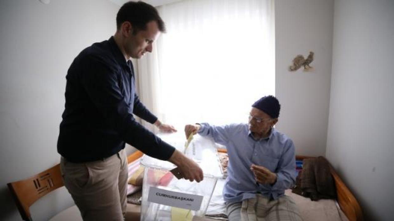 Oy kullanmaya gidemeyen seçmene 'seyyar sandık' gitti