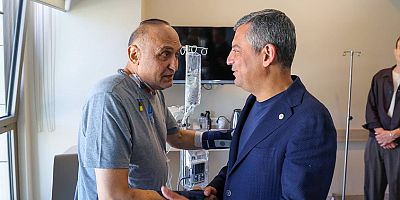 ÖZGÜR ÖZEL’DEN MELİH MERİÇ’E HASTANEDE GEÇMİŞ OLSUN ZİYARETİ