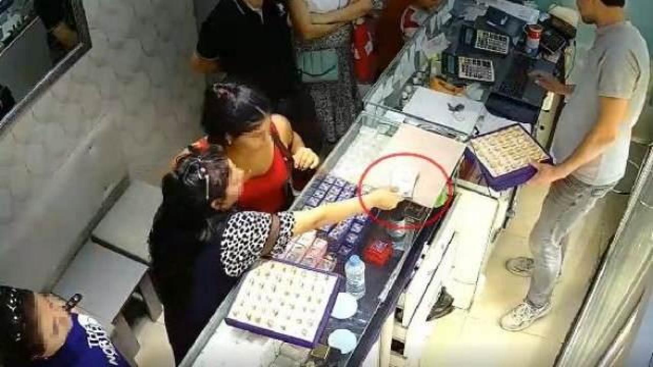 Pahalı yüzüğü alıp, yerine kendi ucuz yüzüğünü koydu, sonra satın aldı