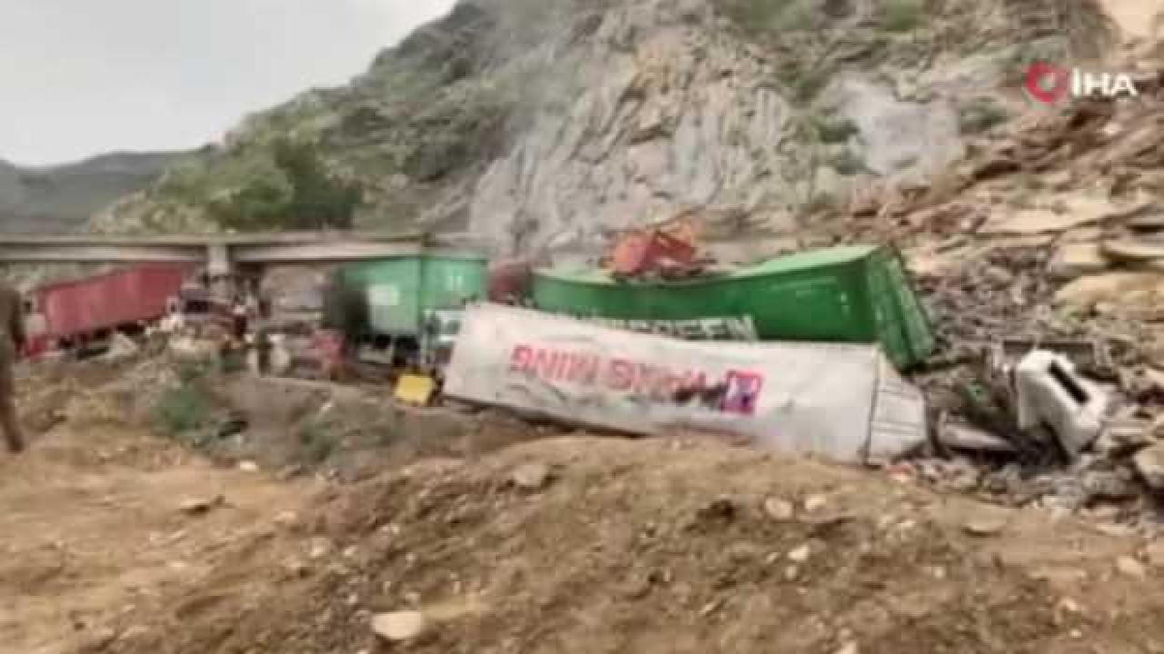 Pakistan'da 20'den fazla TIR toprak altında kaldı