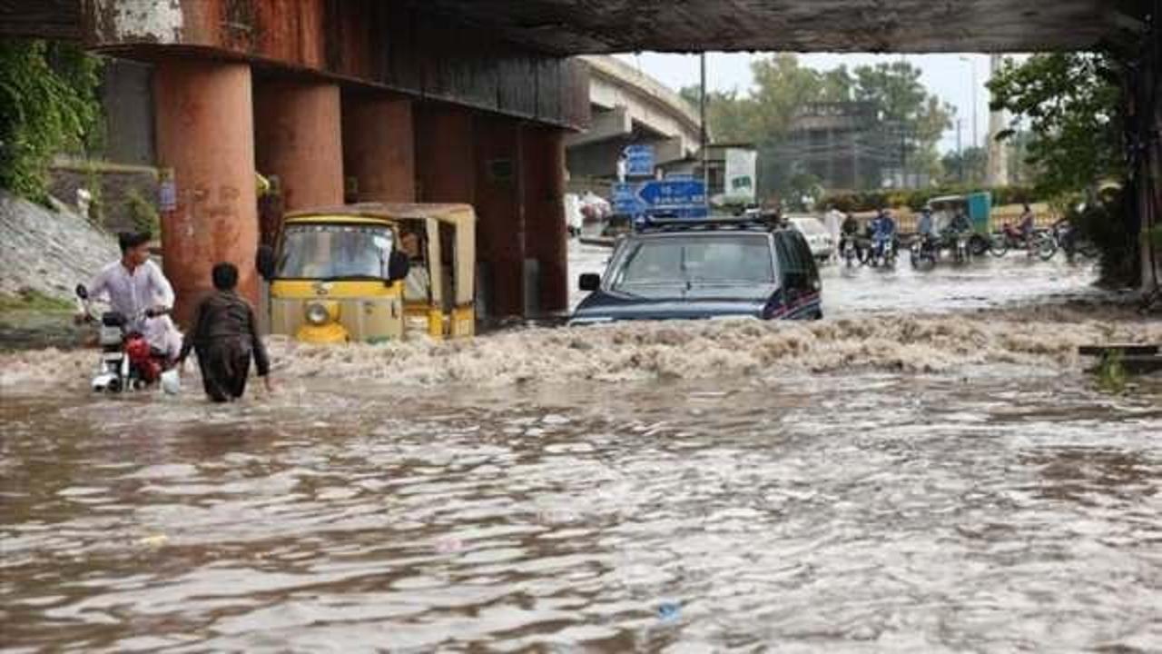 Pakistan'da çifte felaket: 39 kişi hayatını kaybetti