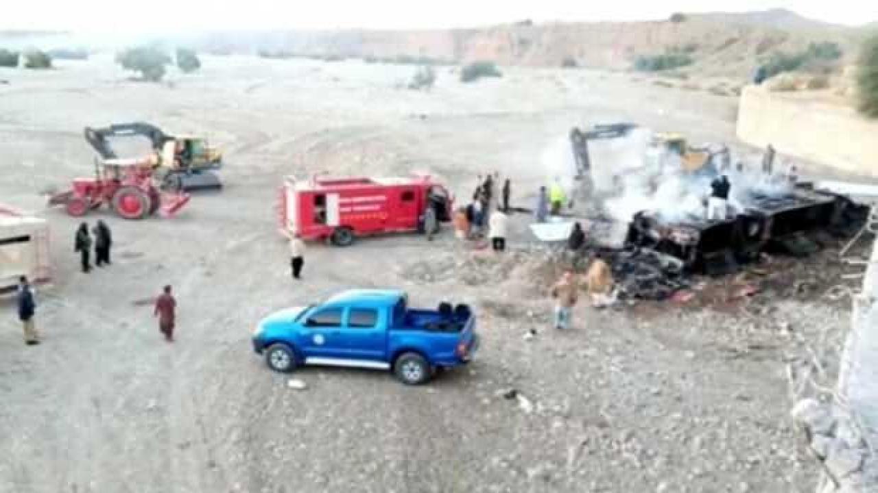 Pakistan'da iki feci kaza: 51 kişi öldü