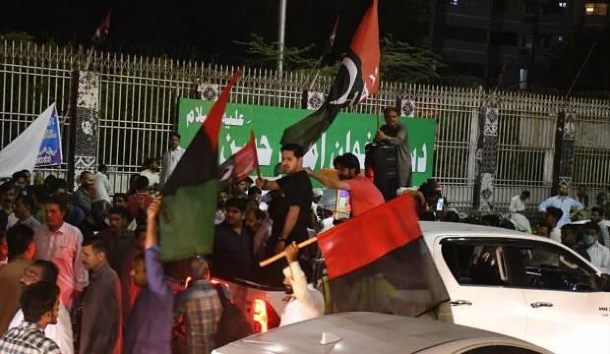 Pakistan'da Khan'ın destekçileri sokaklara döküldü