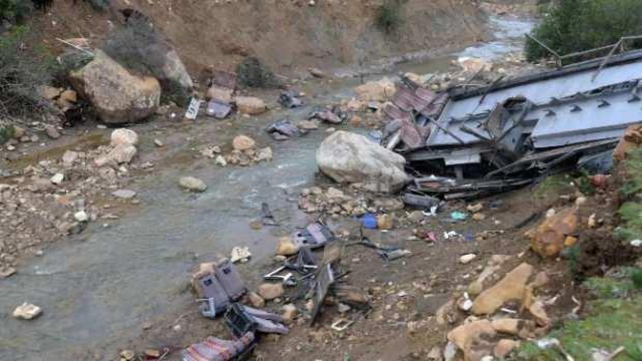 Pakistan'da otobüs kazası: 5 ölü