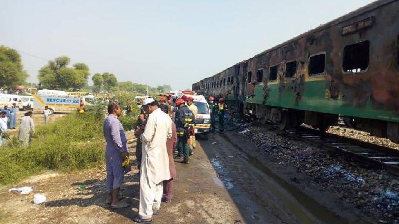 Pakistan'da trende yangın: 7 ölü