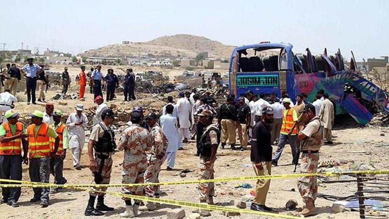 Pakistan'daki otobüs kazasında 12 kişi öldü