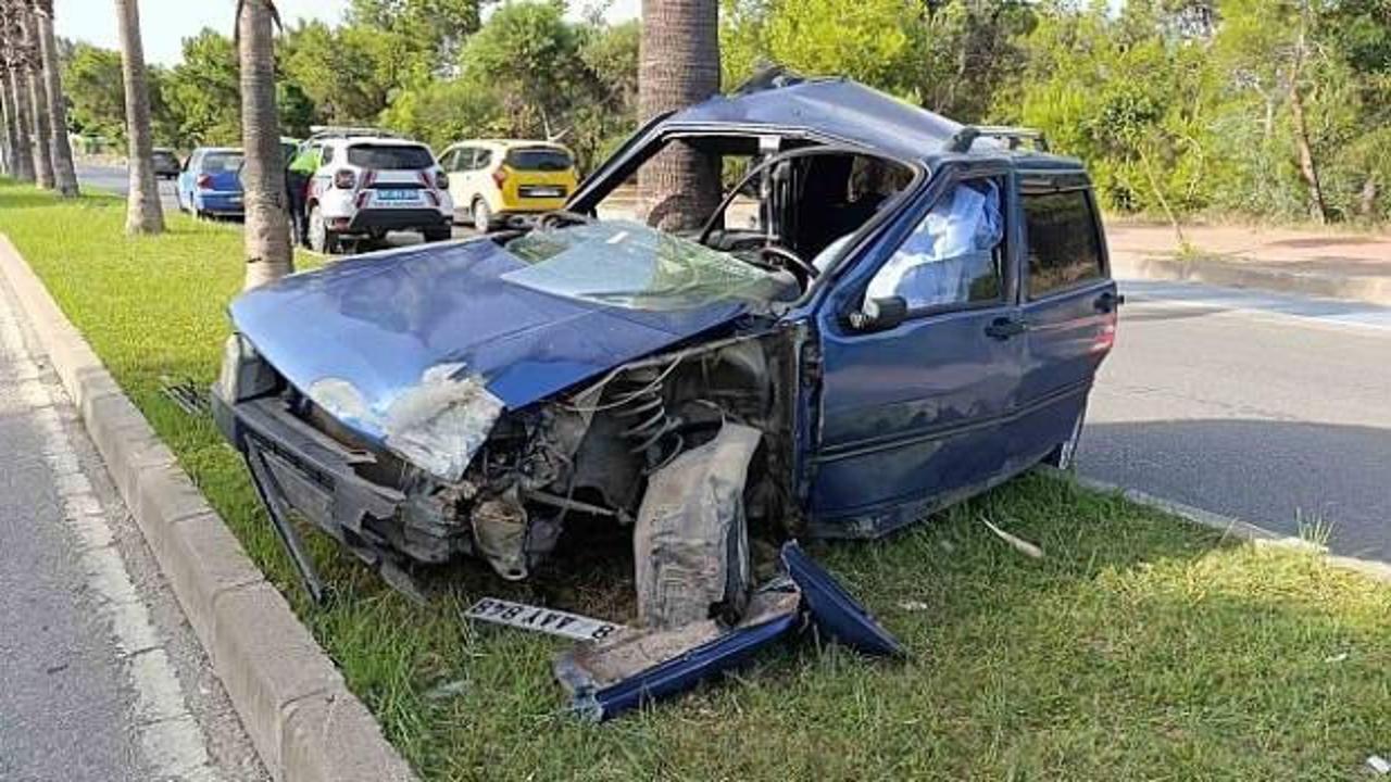 Palmiyeye çarpan otomobilin sürücüsü öldü