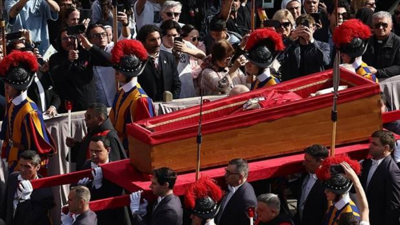 Papa Franciscus'un naaşı taziye ziyaretlerine açıldı