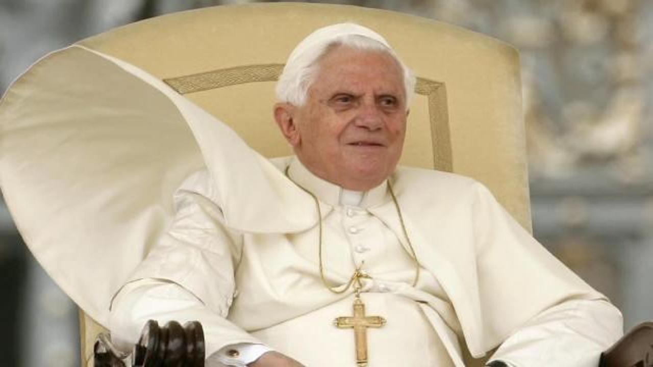 Papa'nın haçı çalındı