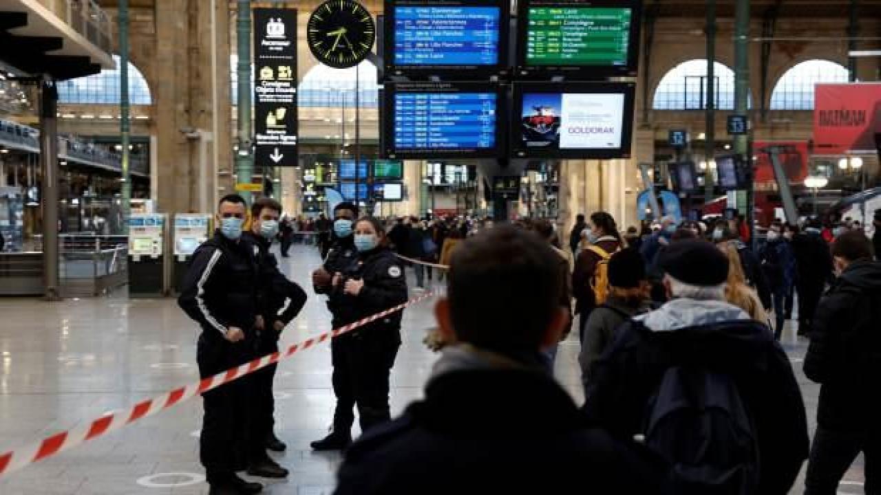 Paris'te bıçaklı saldırı: Çok sayıda yaralı var