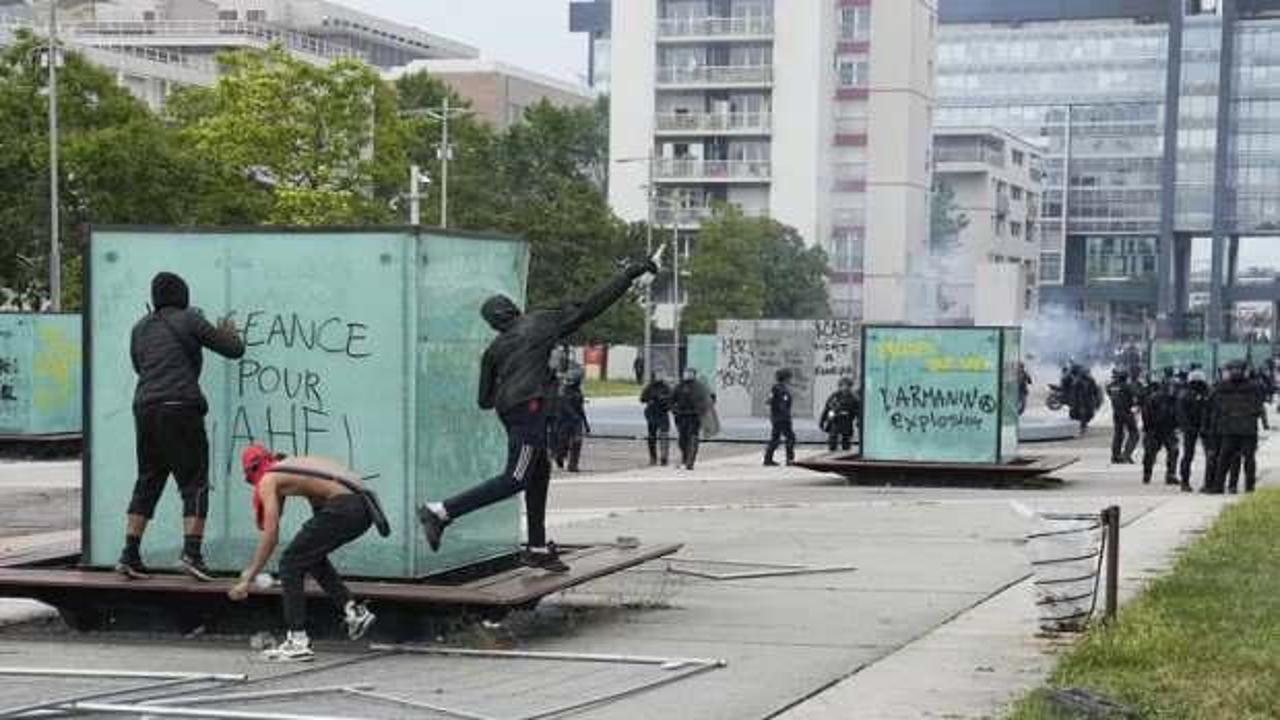 Paris'te polis şiddetine karşı düzenlenecek protesto yasaklandı