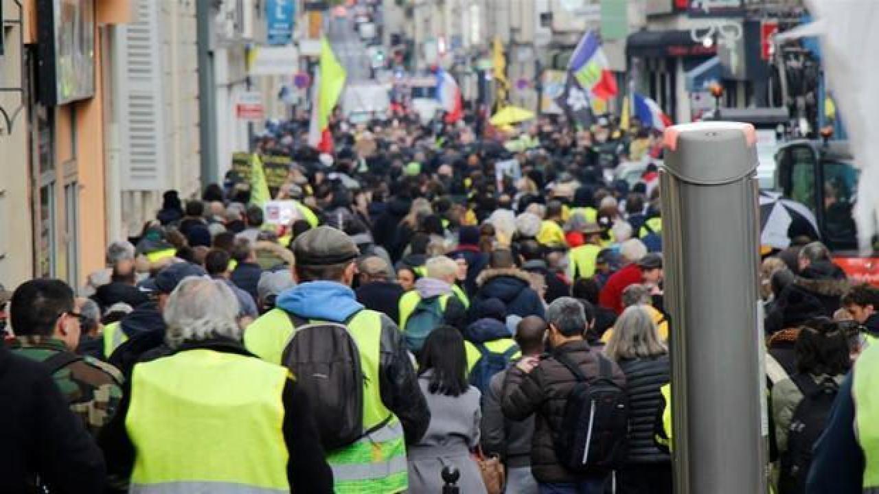 Paris’te sarı yelekliler 4. yılında da sokağa indi
