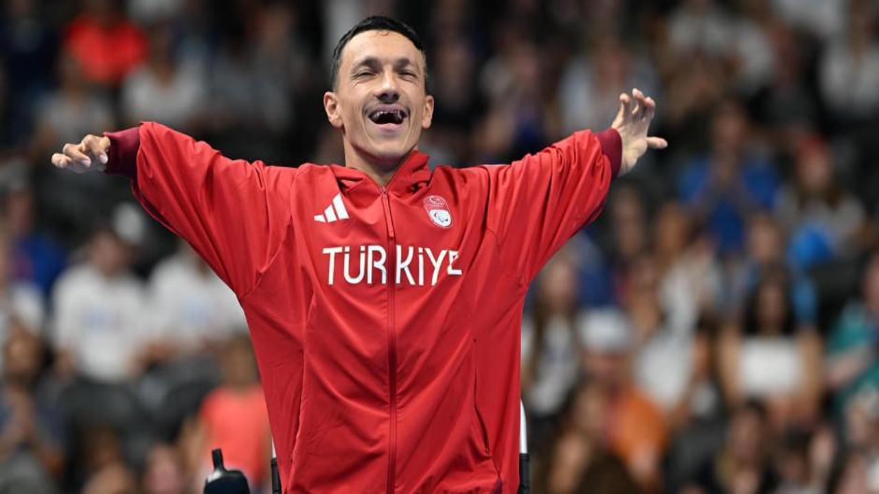 Paris'te tarih yazmıştı! Milli para yüzücü Umut Ünlü'ye büyük onur