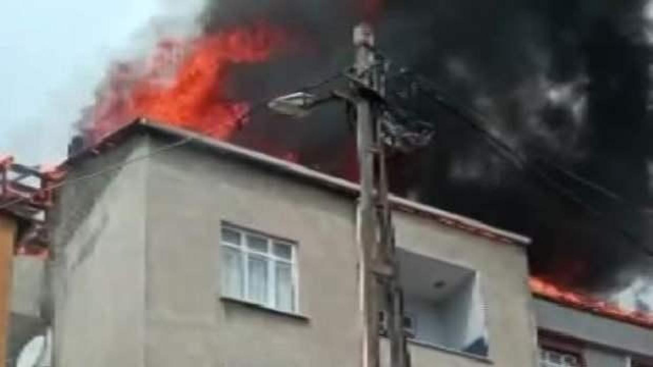 Pendik'te 3 katlı 2 binanın çatısı alev alev yandı