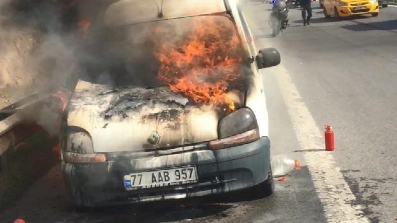 Pendik'te seyir halindeki araç alev alev yandı