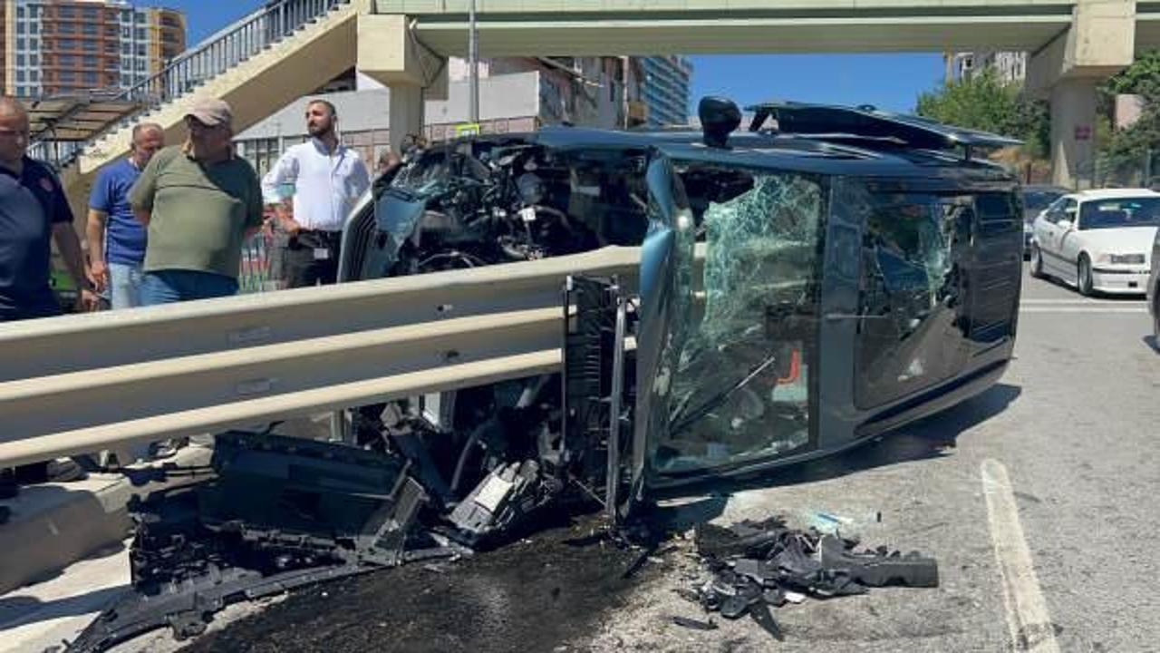 Pendik’te yeni aldıkları arabaya bariyer ok gibi saplandı: 2 yaralı