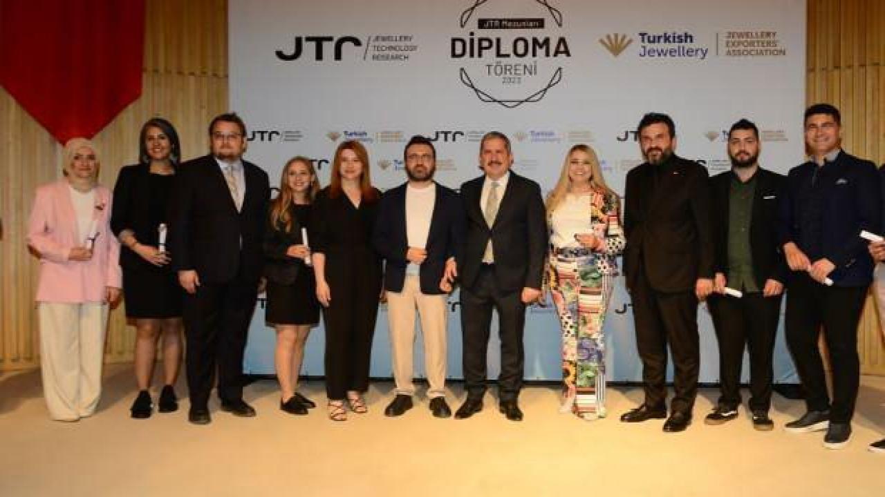 Pırlanta uzmanları diplomalarını aldı