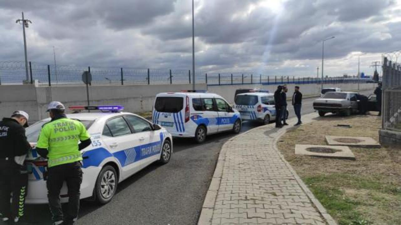 Polis denetiminden kaçarken kaza yapan araçtaki uyuşturucular yola saçıldı