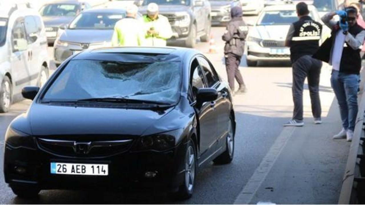 Polis kimlik sordu, köprüden atlayıp arabanın üstüne düştü