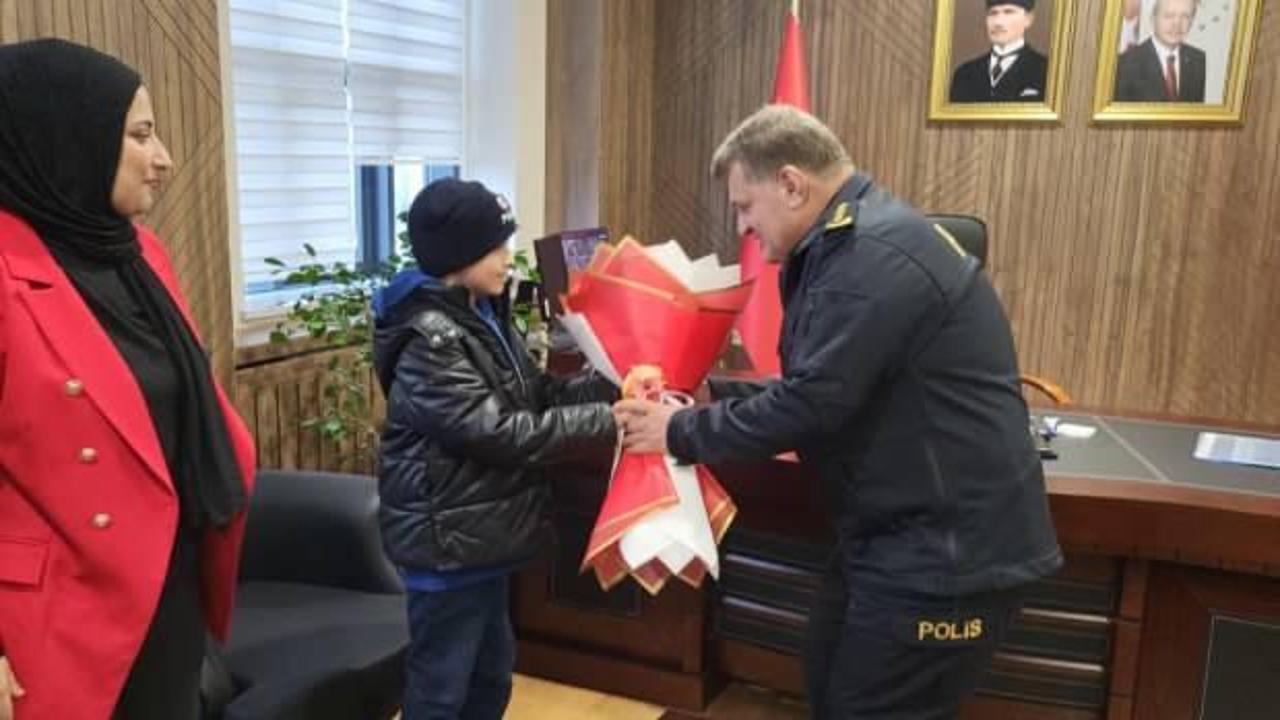 Polise atkı ve bere veren çocuk, emniyet müdürü tarafından ağırlandı