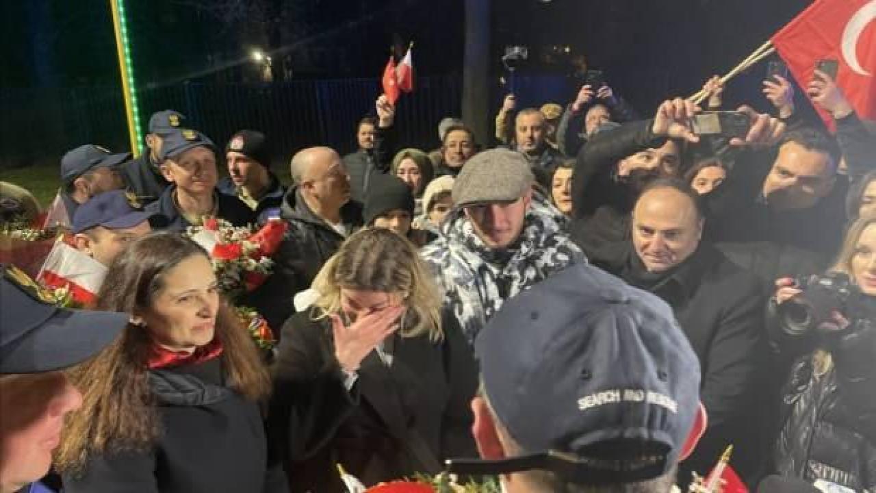 Polonyalı kurtarma ekipleri Türkiye'den Varşova'ya dönüşte alkışlarla karşılandı