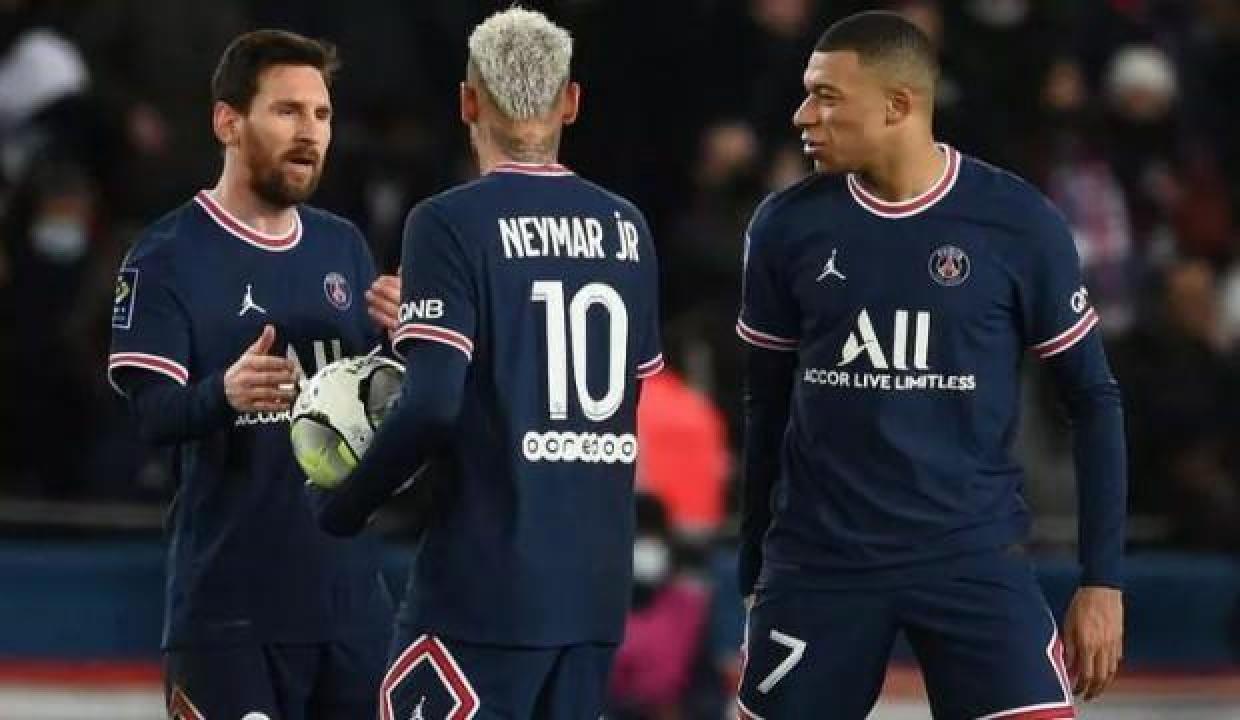 PSG taraftarları, Neymar ve Messi'yi yuhaladı!