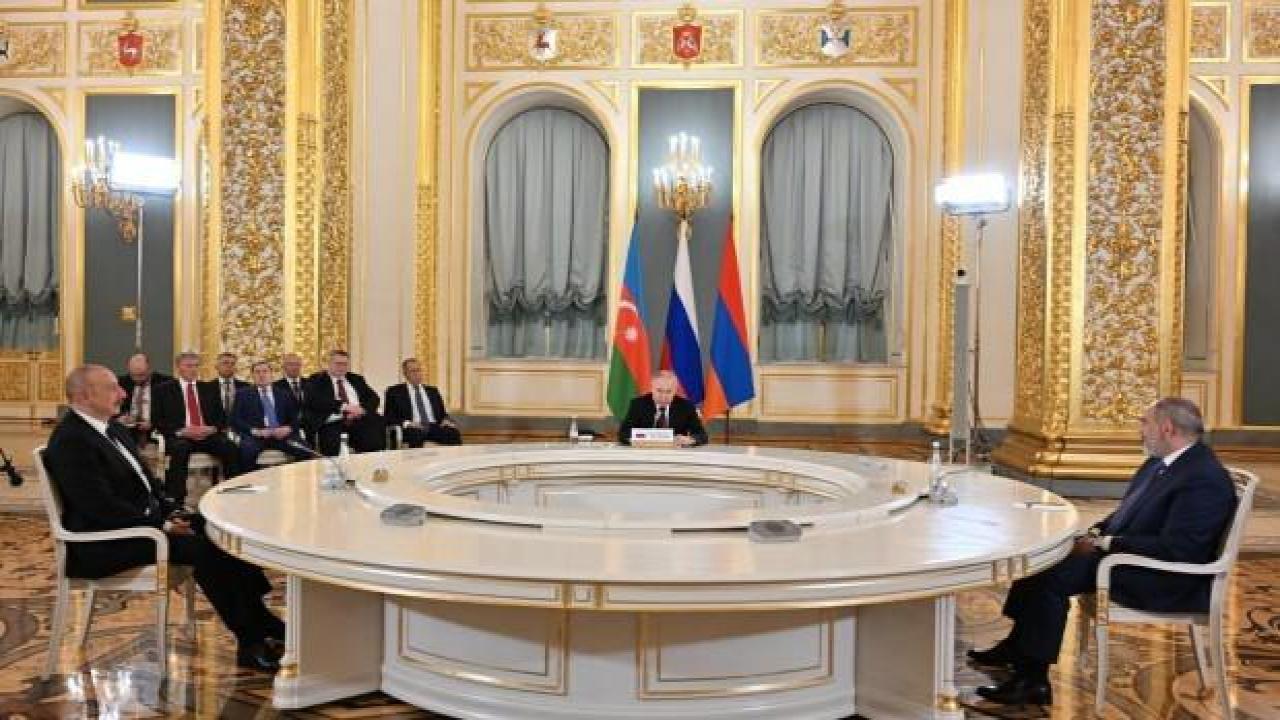 Putin, Aliyev ve Paşinyan'la Moskova'da görüştü