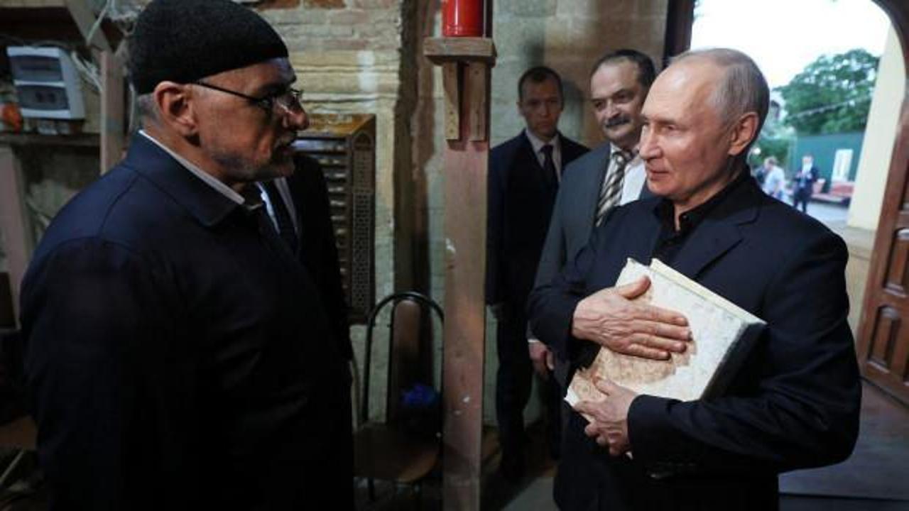 Putin hediye edilen Kur'an-ı göğsüne koyup İsveç'e gönderme yaptı!