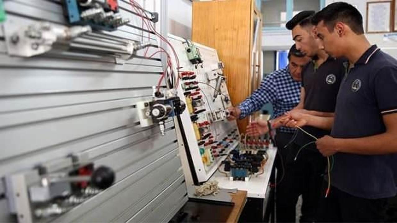 Resmi Gazete'de yayımlandı! Teknik öğretmenlere 75 puan şartı getirildi